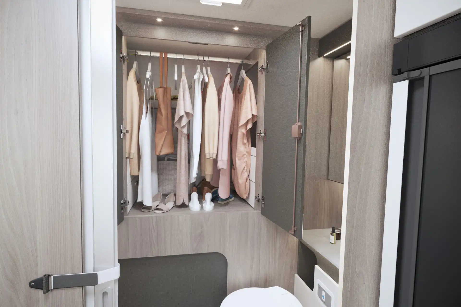 2027 Kontiki 740 Wardrobe SS 22 06 2026 1920x1920 1